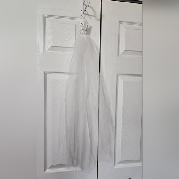 Elegant White Bridal Veil, Delicate Single Layer Of Tulle On Comb - Picture 1 of 3